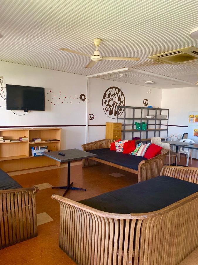 Roey Backpackers And Party Bar Pansiyon Broome Dış mekan fotoğraf