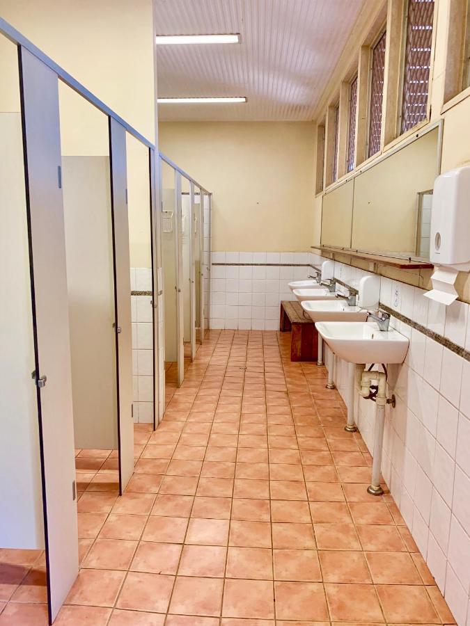 Roey Backpackers And Party Bar Pansiyon Broome Dış mekan fotoğraf
